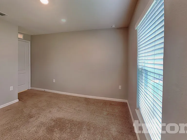57 Pilgrim Dr — Photo 9