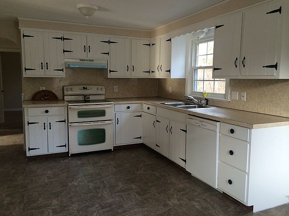 Kitchen w/ movable Island