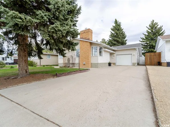 1325 King CRESCENT, Moose Jaw, SK S6H 3G3