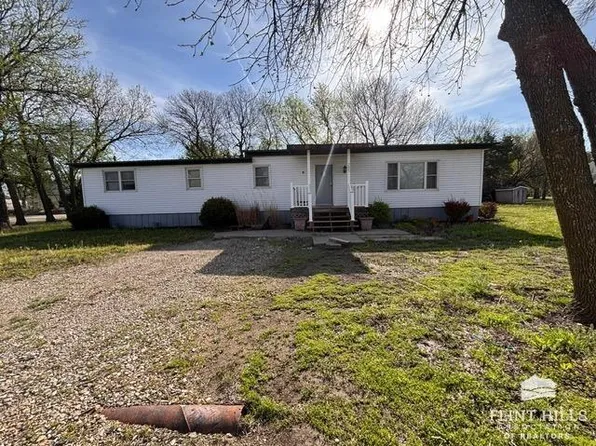 205 S 5th St, White City, KS 66872