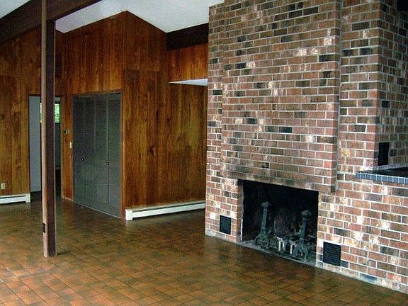 4th image of 160 Holly Ln