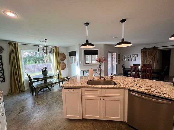 4th image of 313 S Hunter Ln