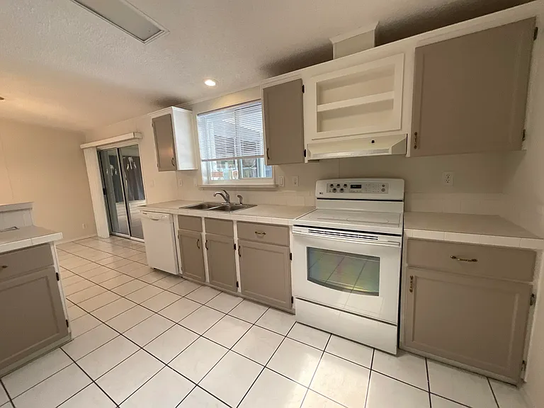 827 Sunglow St — Photo 4