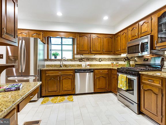5th image of 22472 Armstrong Dr