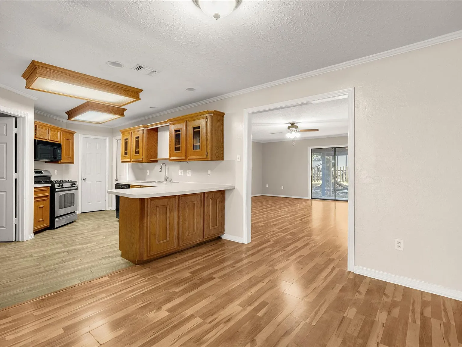 3 bed, 2.0 bath, 1913 sqft, $1,975 — Photo 4