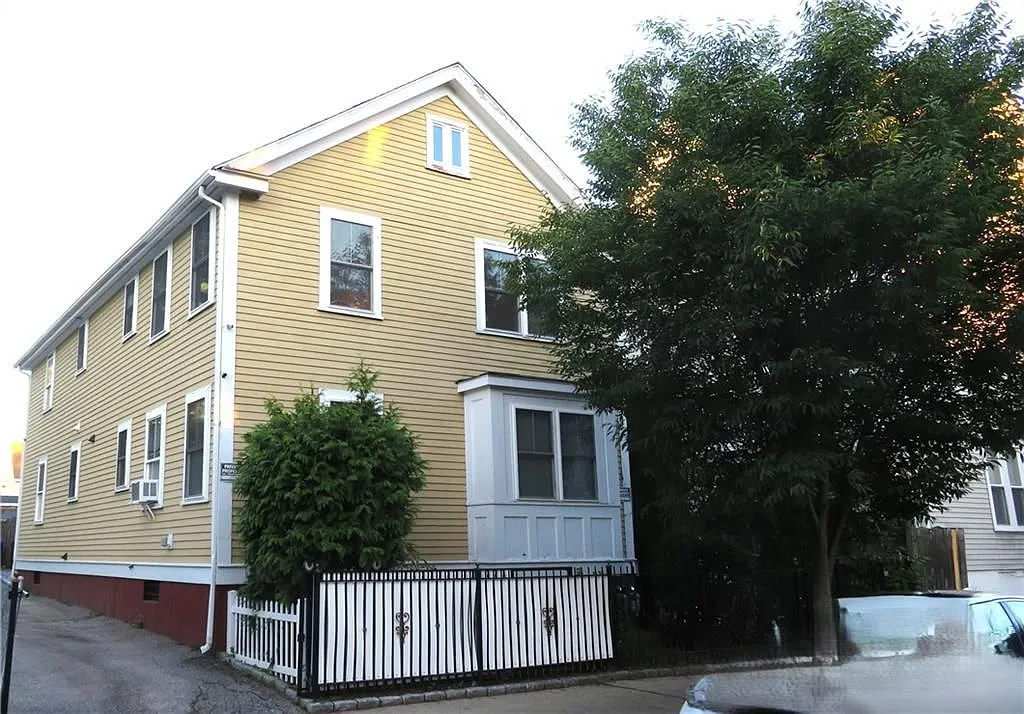3 bed, 1.0 bath, 1224 sqft, $2,300 — Photo 2