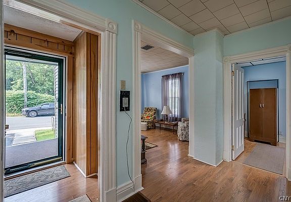 4th image of 556 Adelaide St