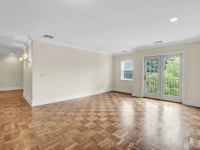 Scarsdale Commons — Photo 45