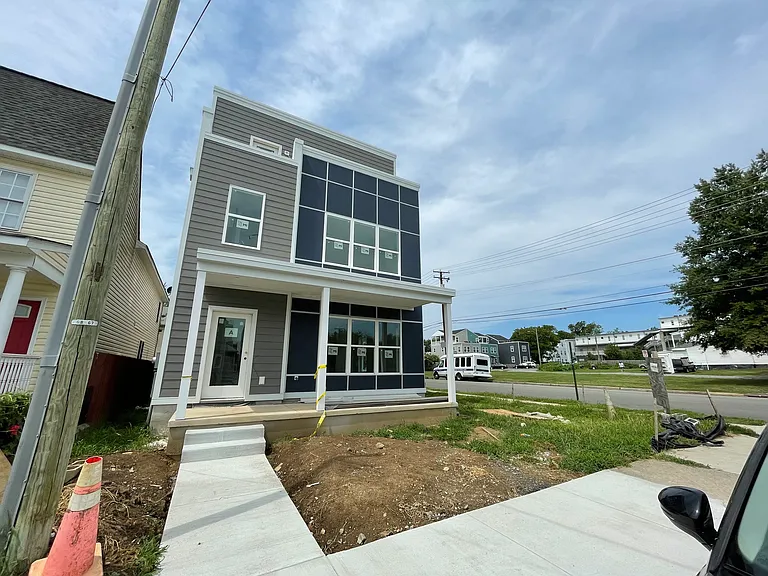 218 W 12th St #B — Photo 2
