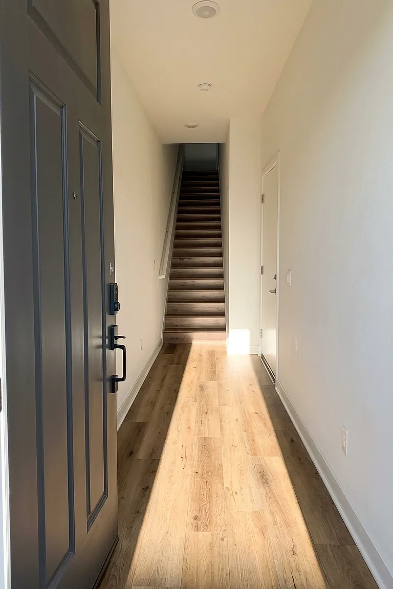 3 bed, 1371 sqft, $4,150 — Photo 3