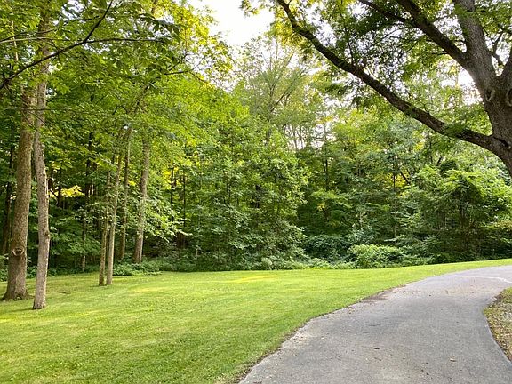 3rd image of 924 Beechwood Dr