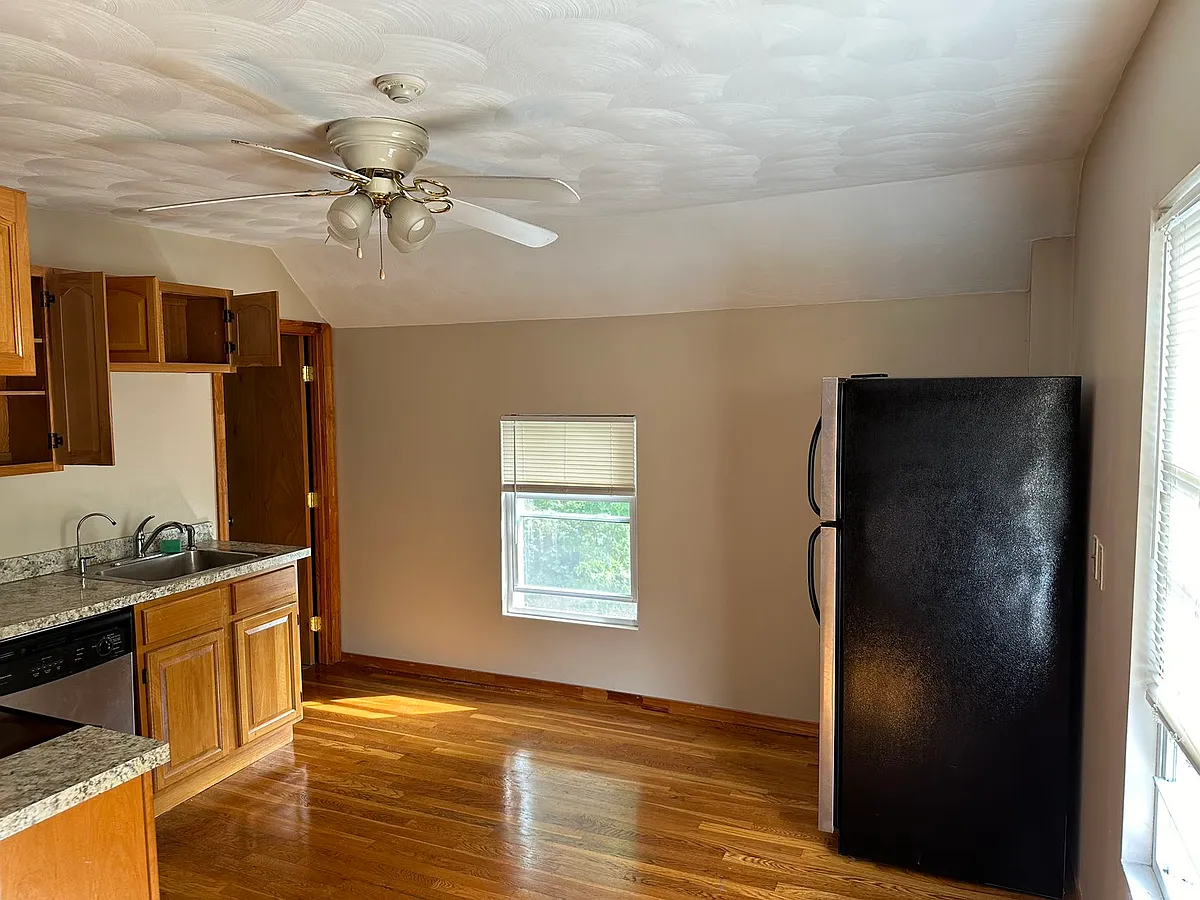 Building Photo - 42 Glenwood Ave #3