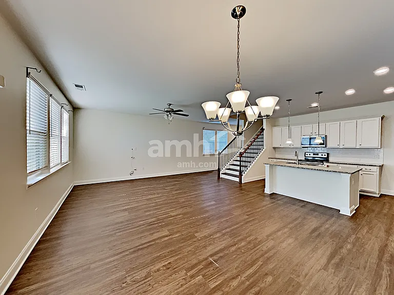 114 Lindridge Dr — Photo 6