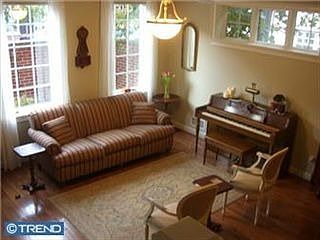 2nd image of 939 Montrose St
