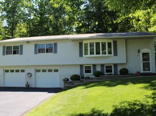 12 Greenwood Hills Dr, Mountain Top, PA 18707