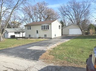 217 Countryside Ln, Lindenhurst, IL 60046