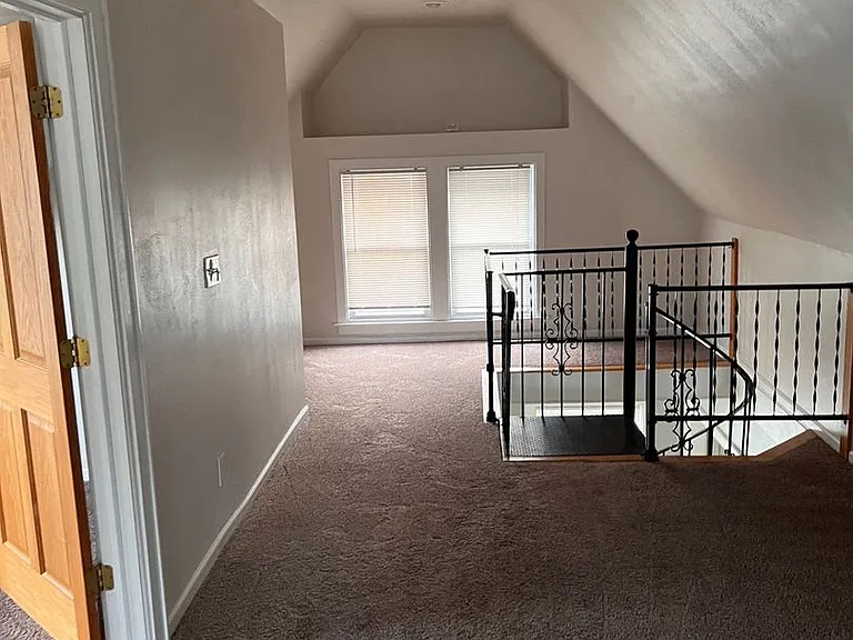 Large Spacious 4 Bedroom UPPER with Large Living Room and Dining Area!! — Photo 17