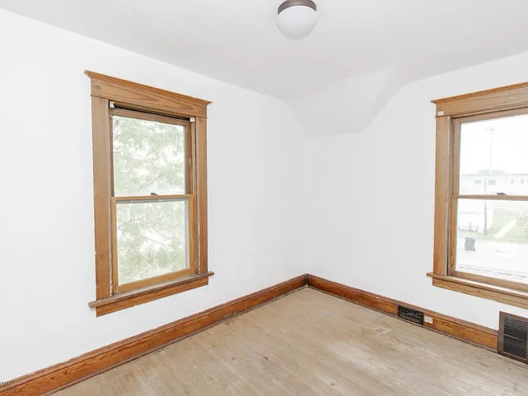 726 College St N — Photo 15