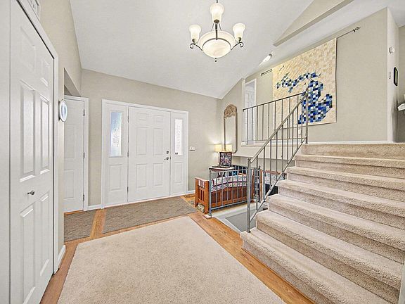 4th image of 215 Somerset Dr