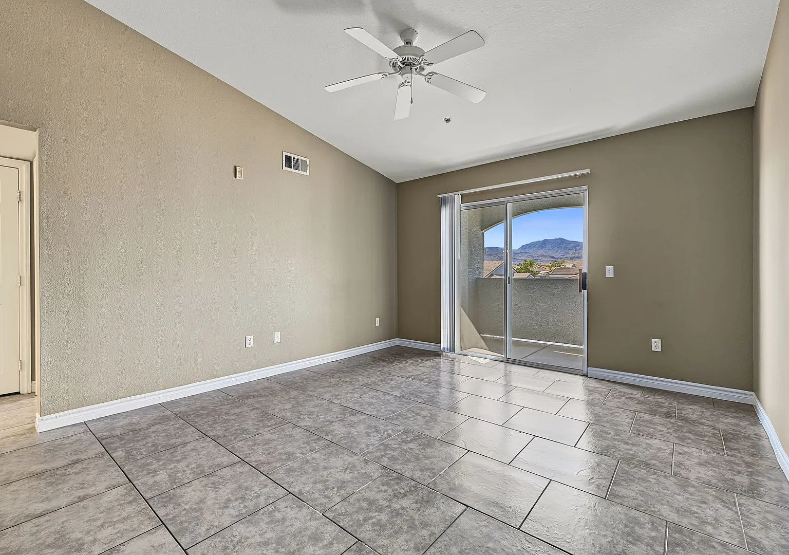*2 Weeks Free Rent For Qualified Applicants With Immediate Move In*Cozy Condo, Community Offers C... — Photo 4