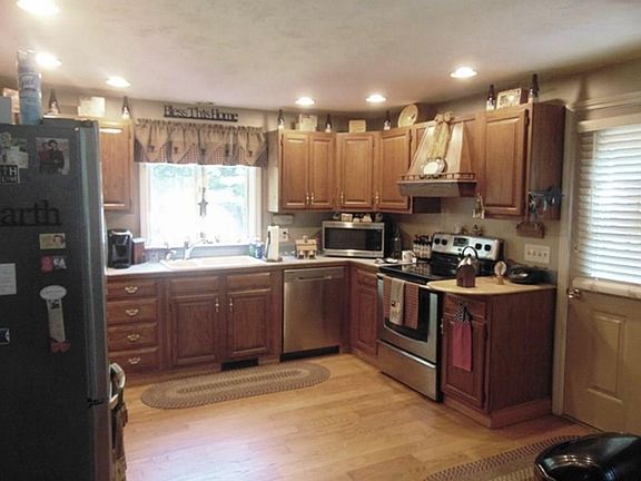 3rd image of 28 Stevenson Ave