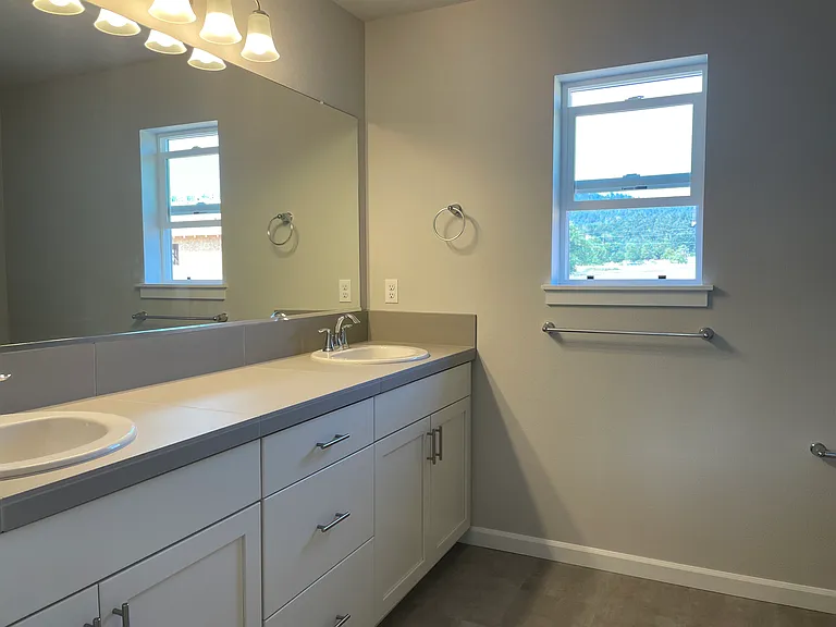 7170 SE Sarah Dr — Photo 3