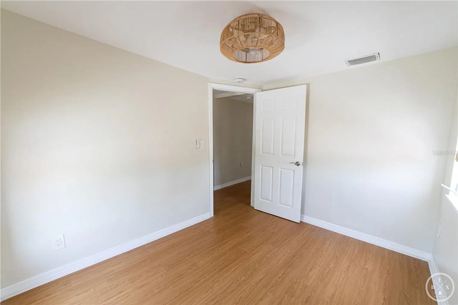3 bed, 2.0 bath, 1334 sqft, $9,752 — Photo 3