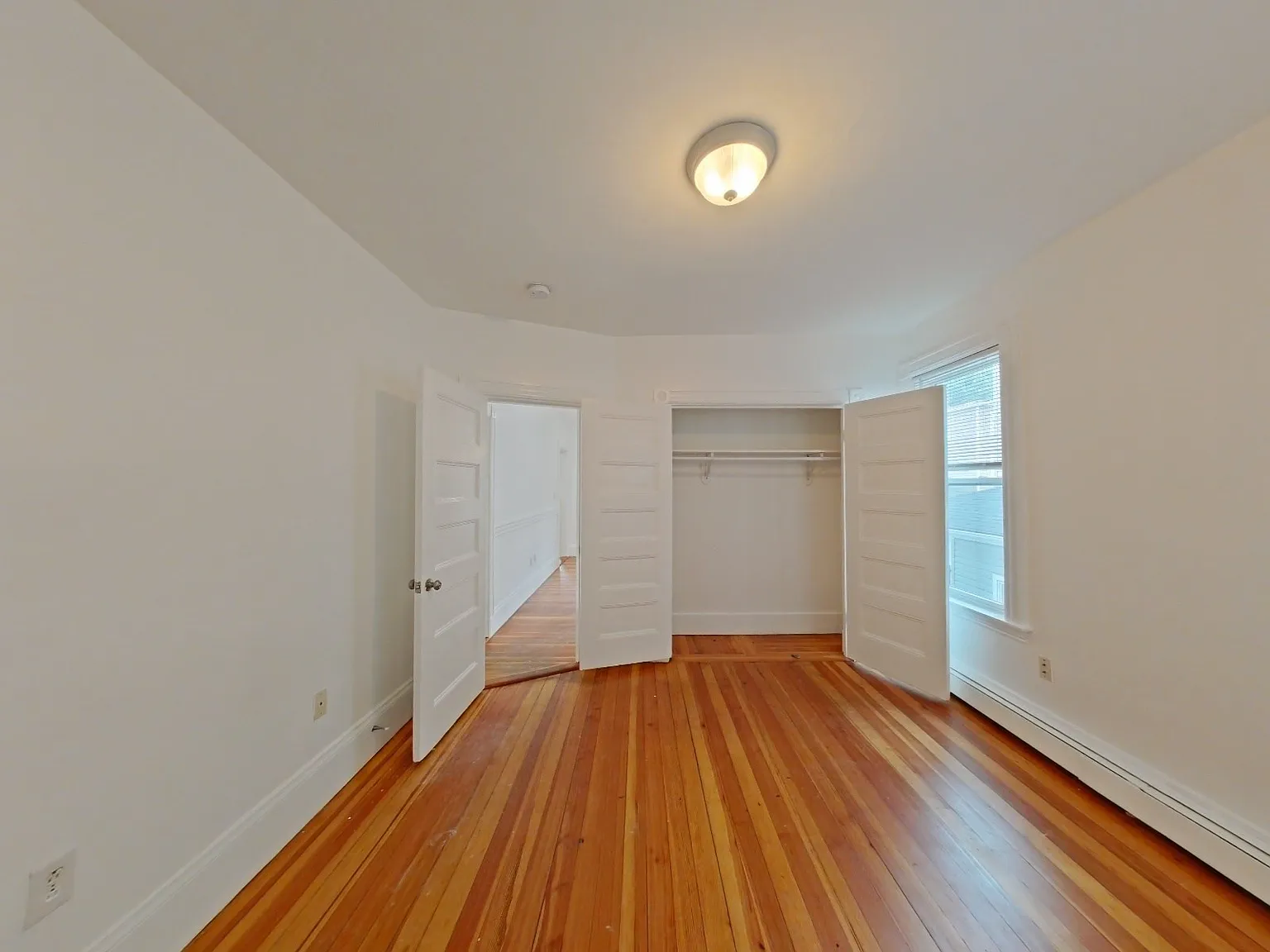 3 bed, 1.0 bath, 1100 sqft, $3,000 — Photo 2