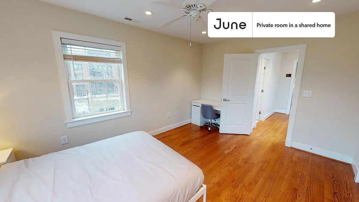 Queen bedroom in 3 bed/3 bath home in Capitol Hill #1456 A — Photo 3