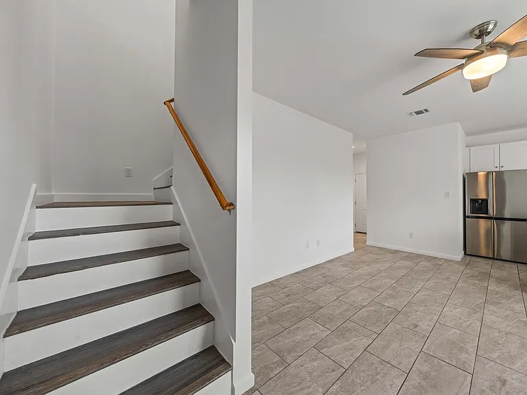 323 Gabriel St #201 — Photo 5