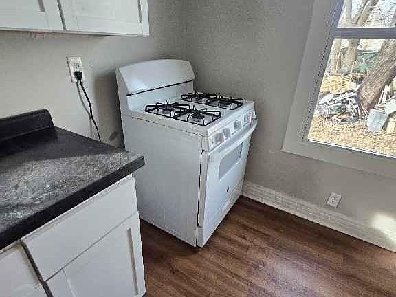 5th image of 604 S Market St