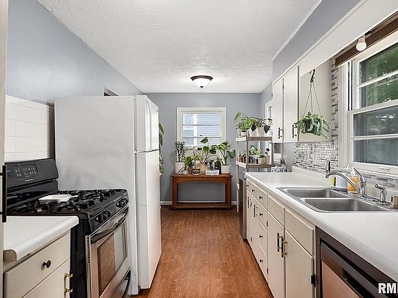 5th image of 215 NW Washington St