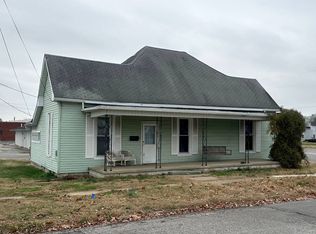 100 NE 6th St, Fairfield, IL 62837