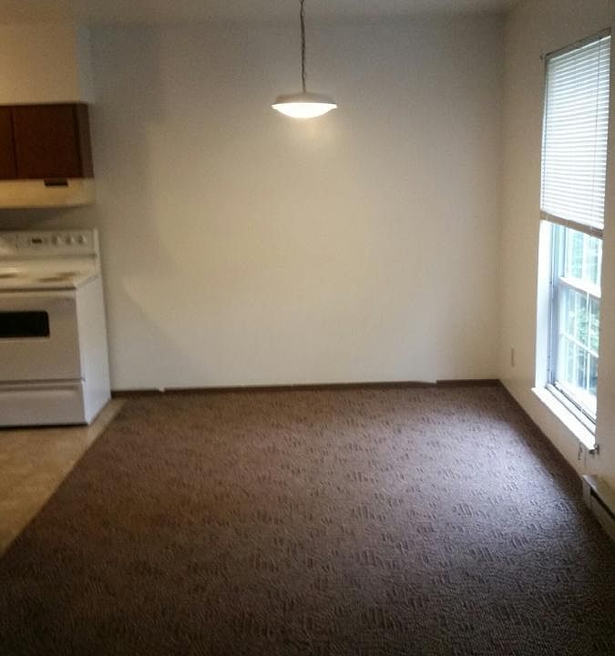 2nd image of 405 W Peru St APT B2