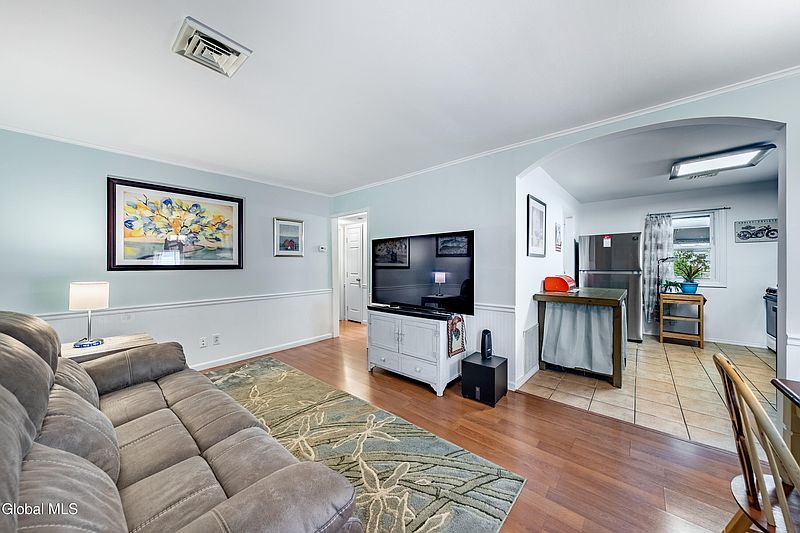 5th image of 477 Bradford Road