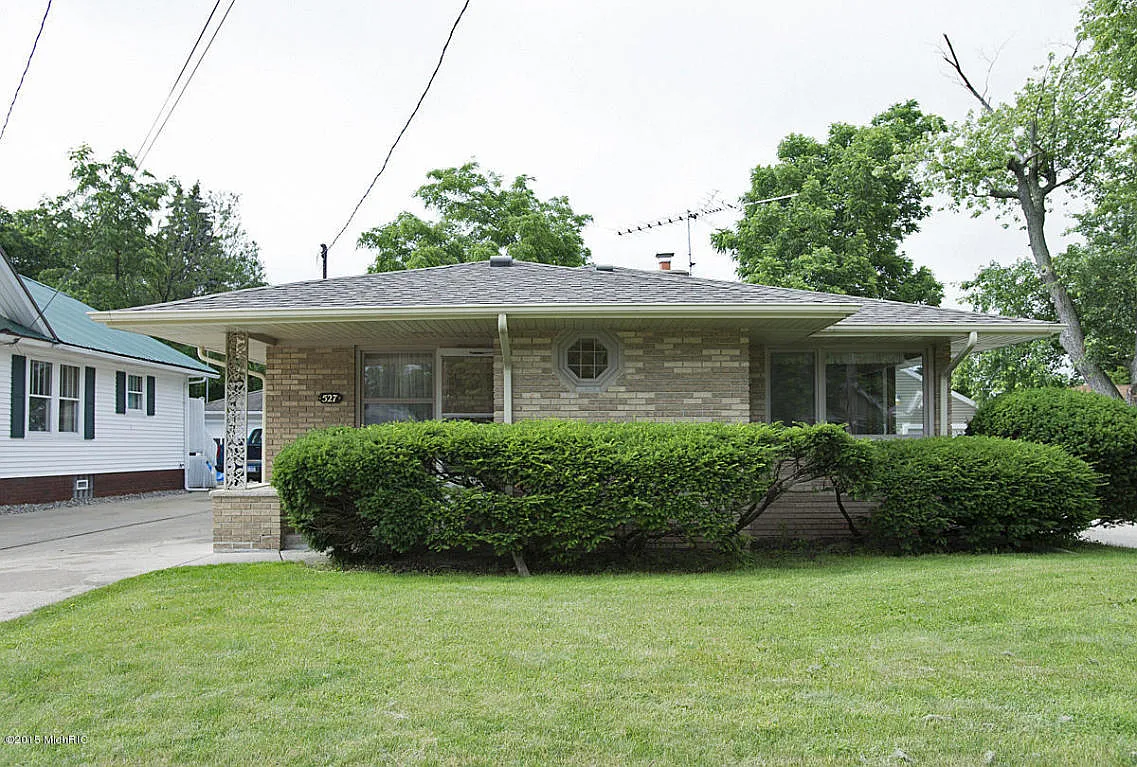 527 Territorial Rd W photo 1