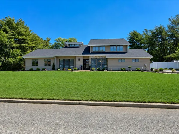 25 Vineyard Way, Mount Sinai, NY 11766