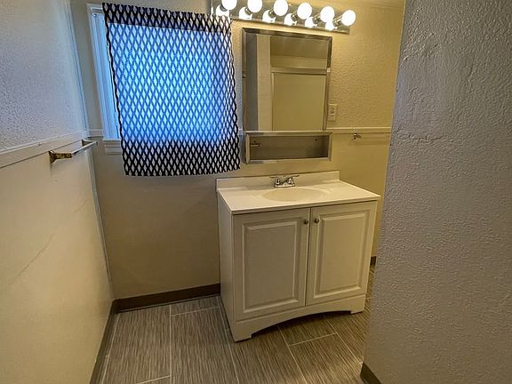 4th image of 377 SE Ella St #379