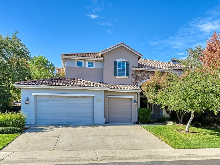 4056 Redondo Dr — Photo 1