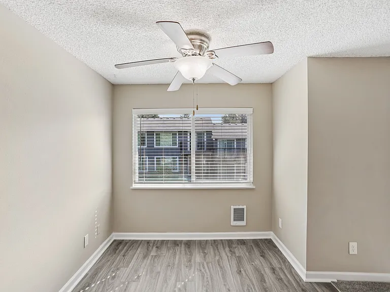 Cornell Manor Apartments — Photo 28