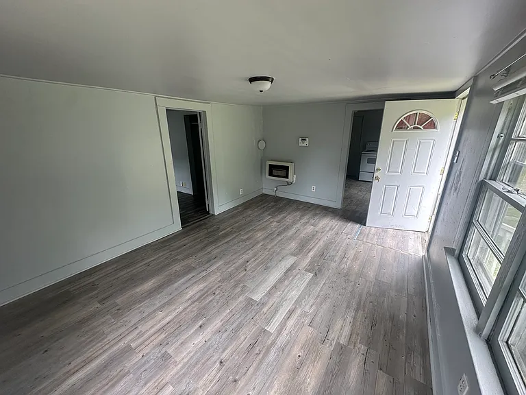 300 Lummis Rd — Photo 2