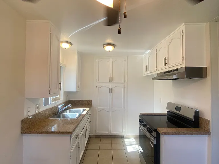 2415 E 6th St — Photo 1