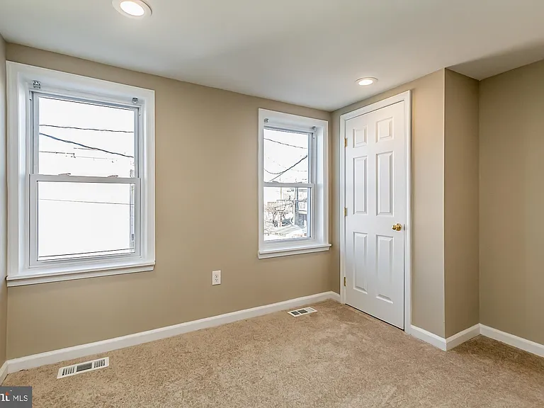 130 W Randall St — Photo 16