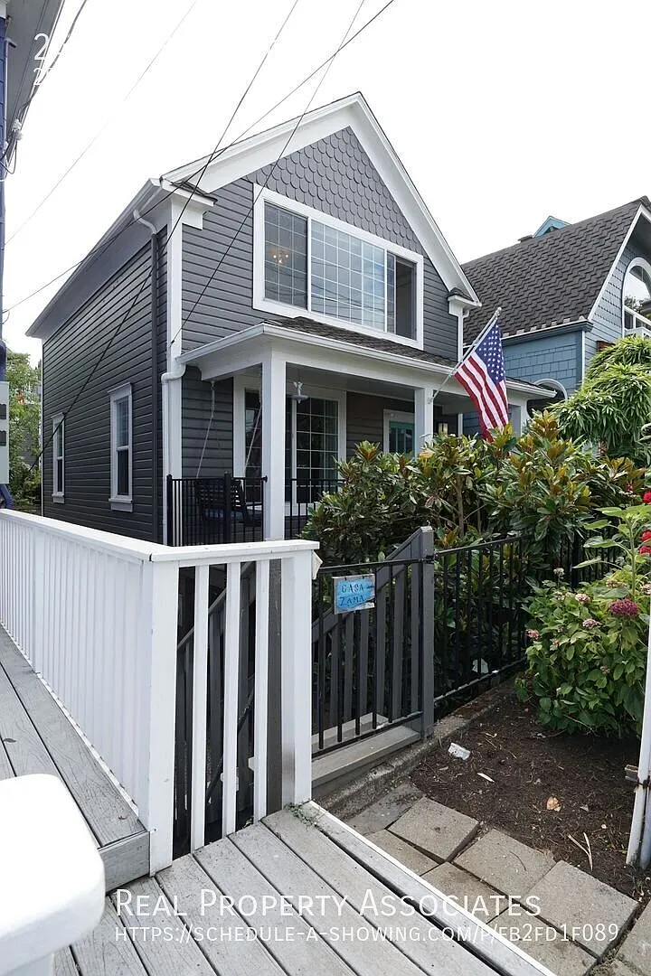 Gorgeous 2 bedroom house with water views, large bonus room, and a beautiful outdoor patio! — Photo 4