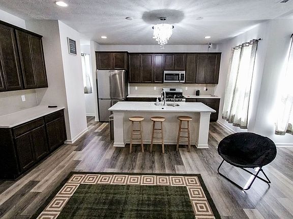 2nd image of 10537 Broadford St