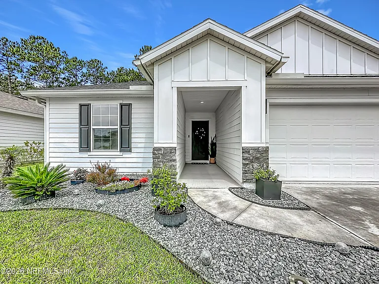 826 Flach Dr — Photo 2