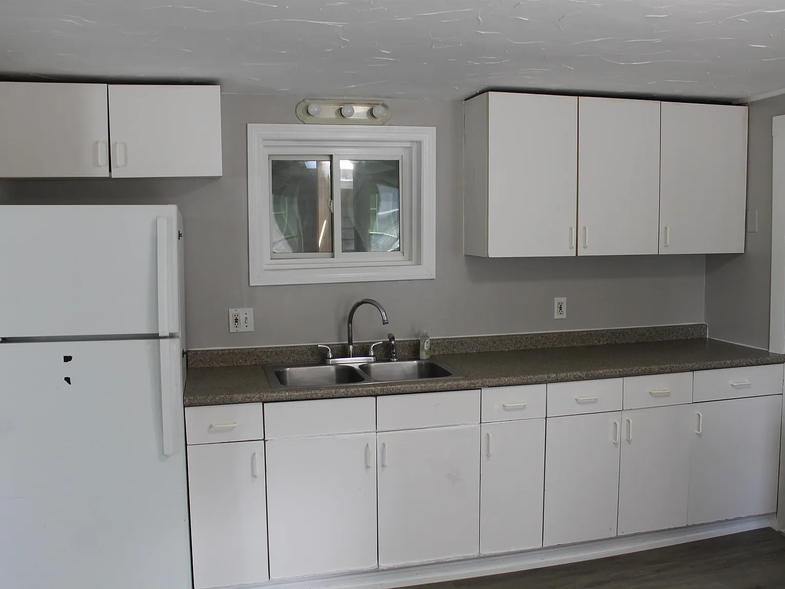 3 bed, 1.0 bath, 800 sqft, $2,000 — Photo 4