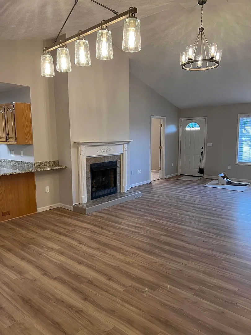 In Town Convenience * Available For A 12 Month Lease* — Photo 2