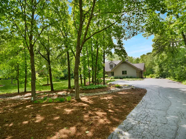 24 Robin Crest Rd, Hawthorn Woods, IL 60047