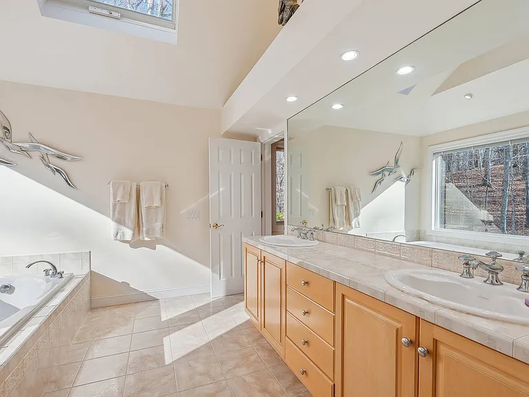 15 Eastwood Ct — Photo 16